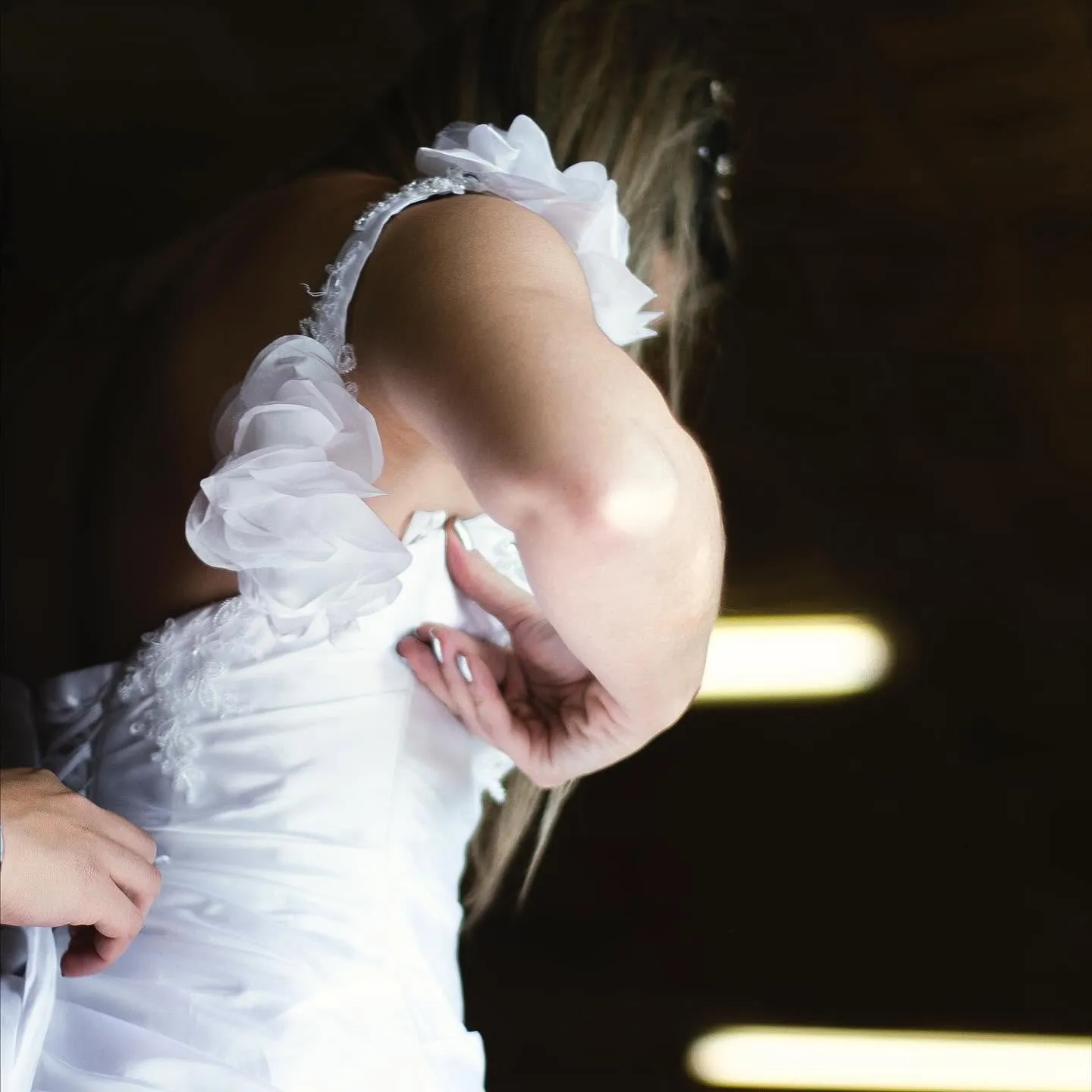 Taiana Manzutti — detalhe do ombro e véu do vestido de noiva