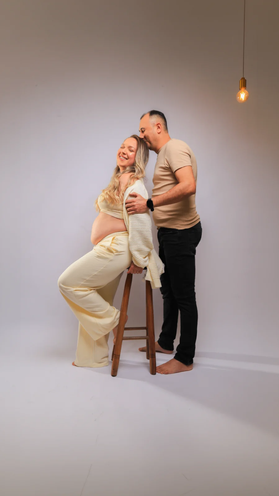 Deborah sentada com Wellington ao lado em estúdio