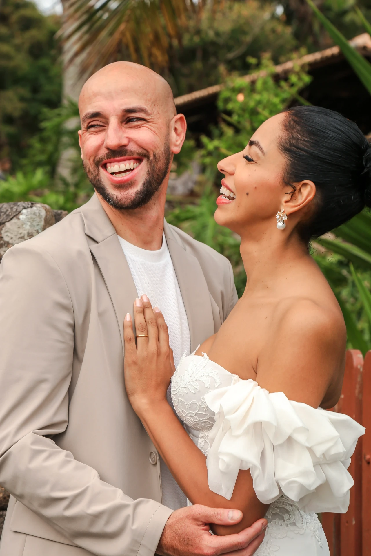 Larissa e Roberto — noivos rindo juntos no jardim