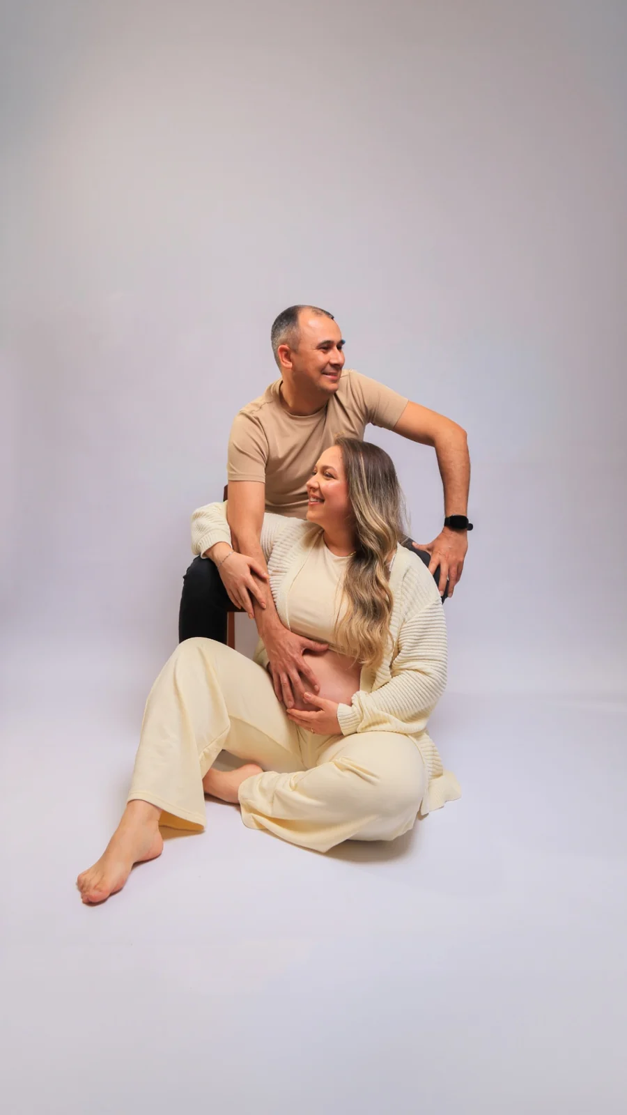 Deborah e Wellington sorrindo juntos em ensaio gestante