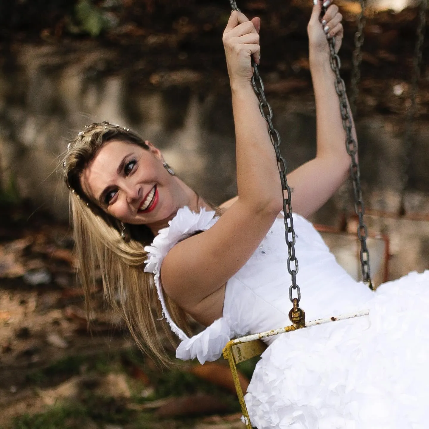 Taiana Manzutti — noiva sorrindo no balanço em ensaio externo