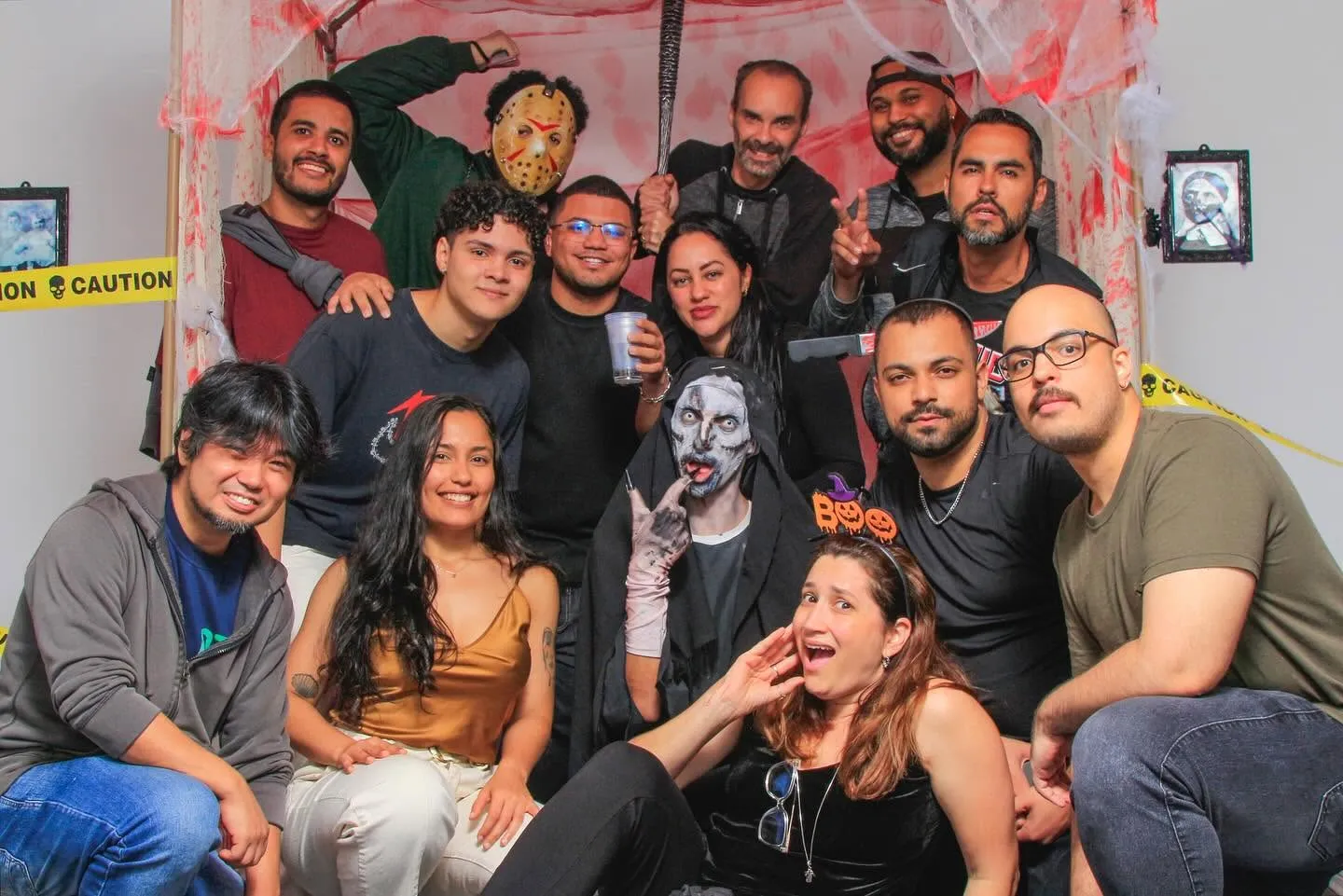 Omnibees Halloween — equipe masculina reunida em cenário decorado