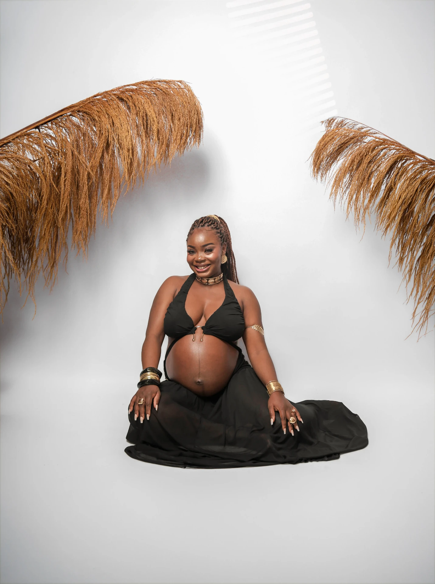 Gladys Ojonugwa gestante sentada entre pampas secas