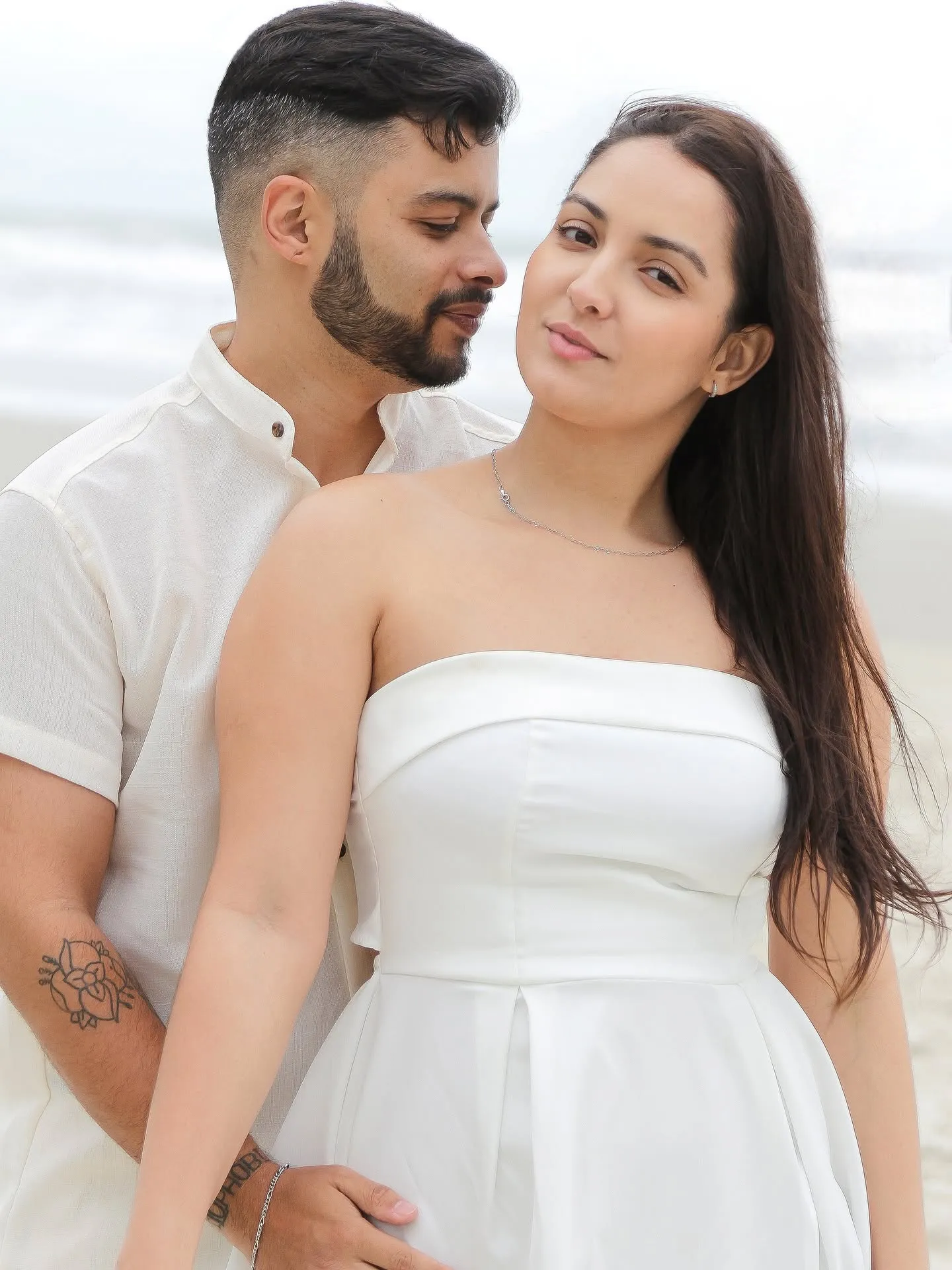 Vivian e Lucas — retrato próximo do casal à beira-mar