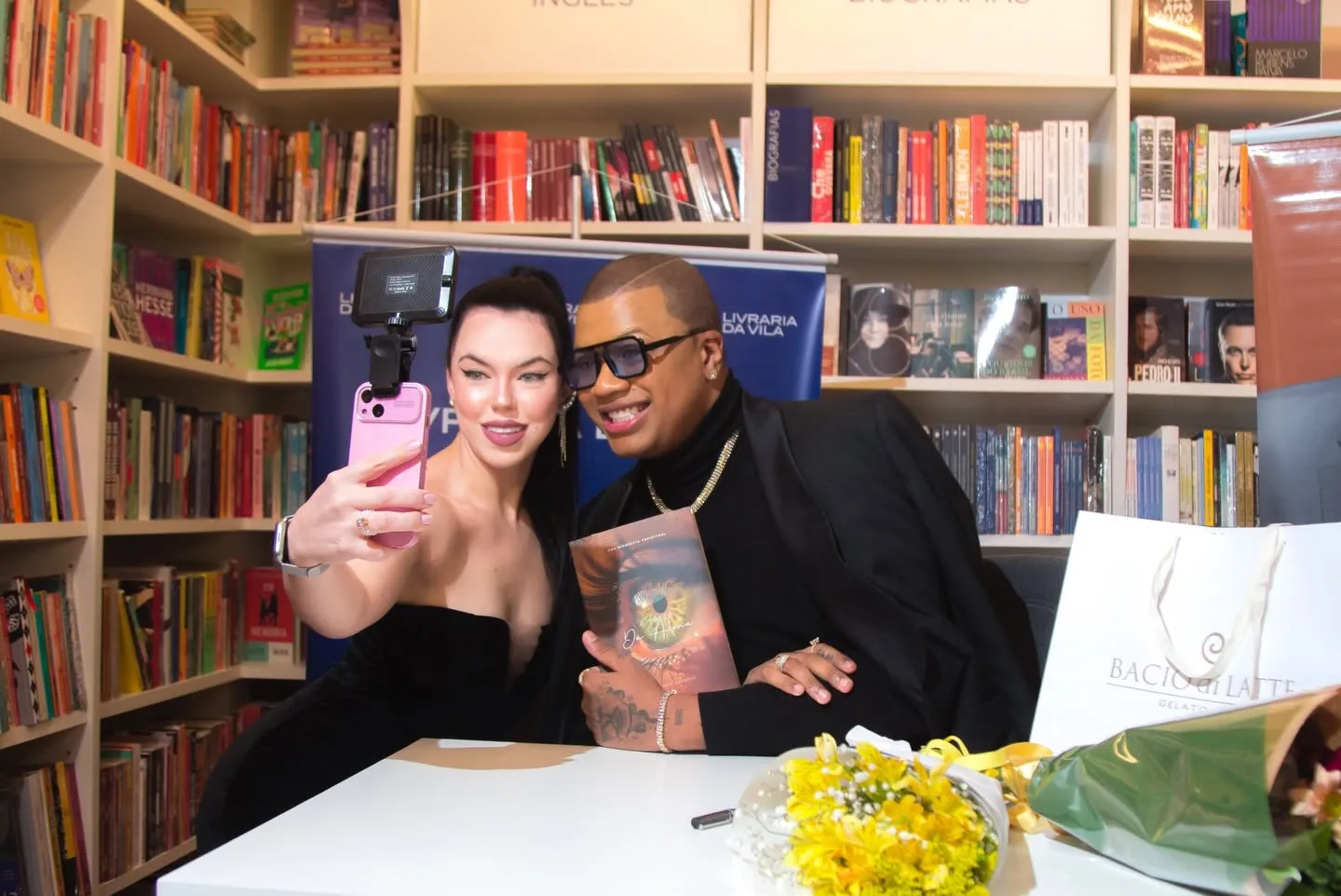 Lançamento do livro O Preço da Alma — selfie de convidada com o autor
