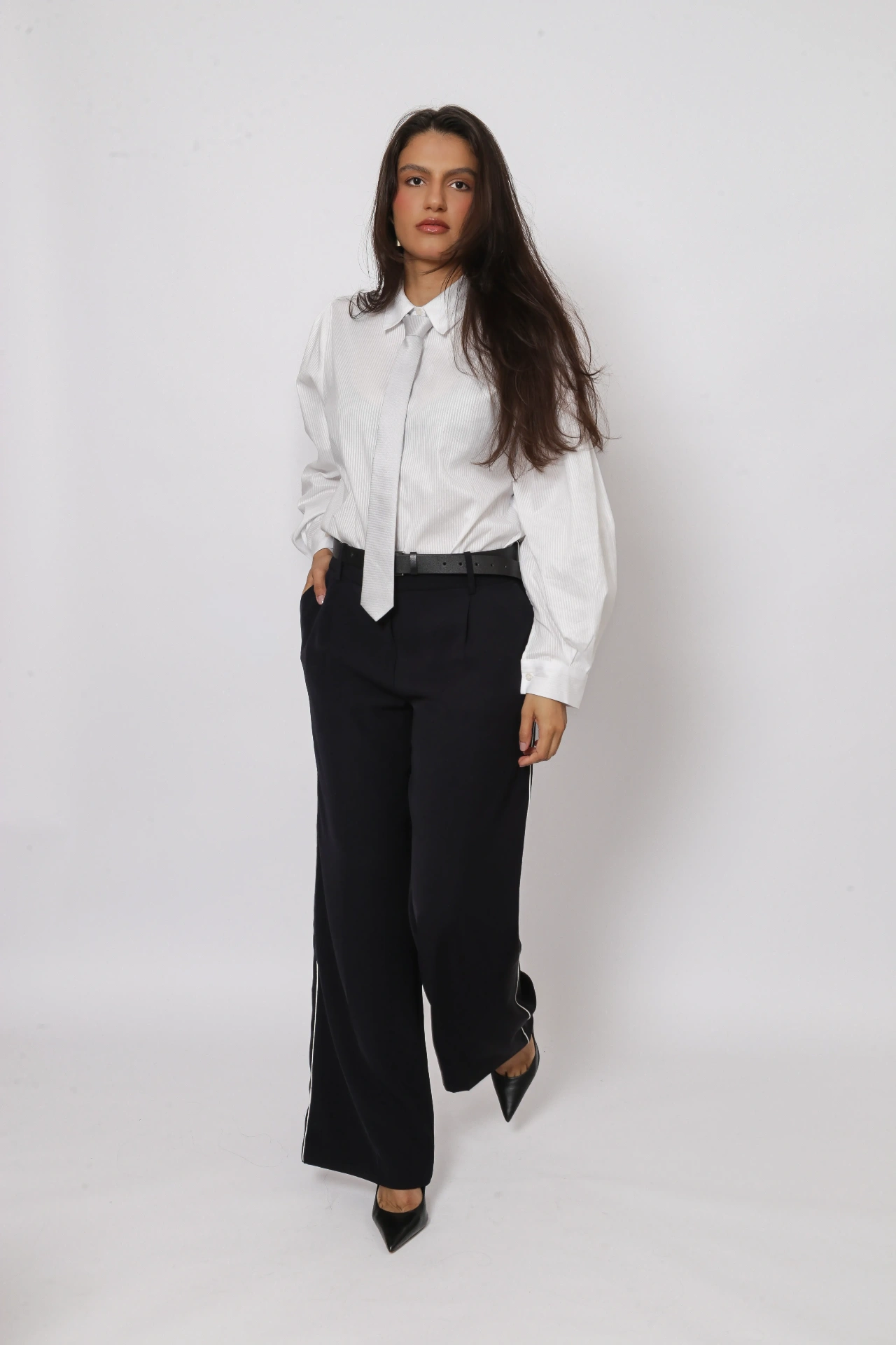 Amanda Siara caminhando em retrato editorial com look executivo