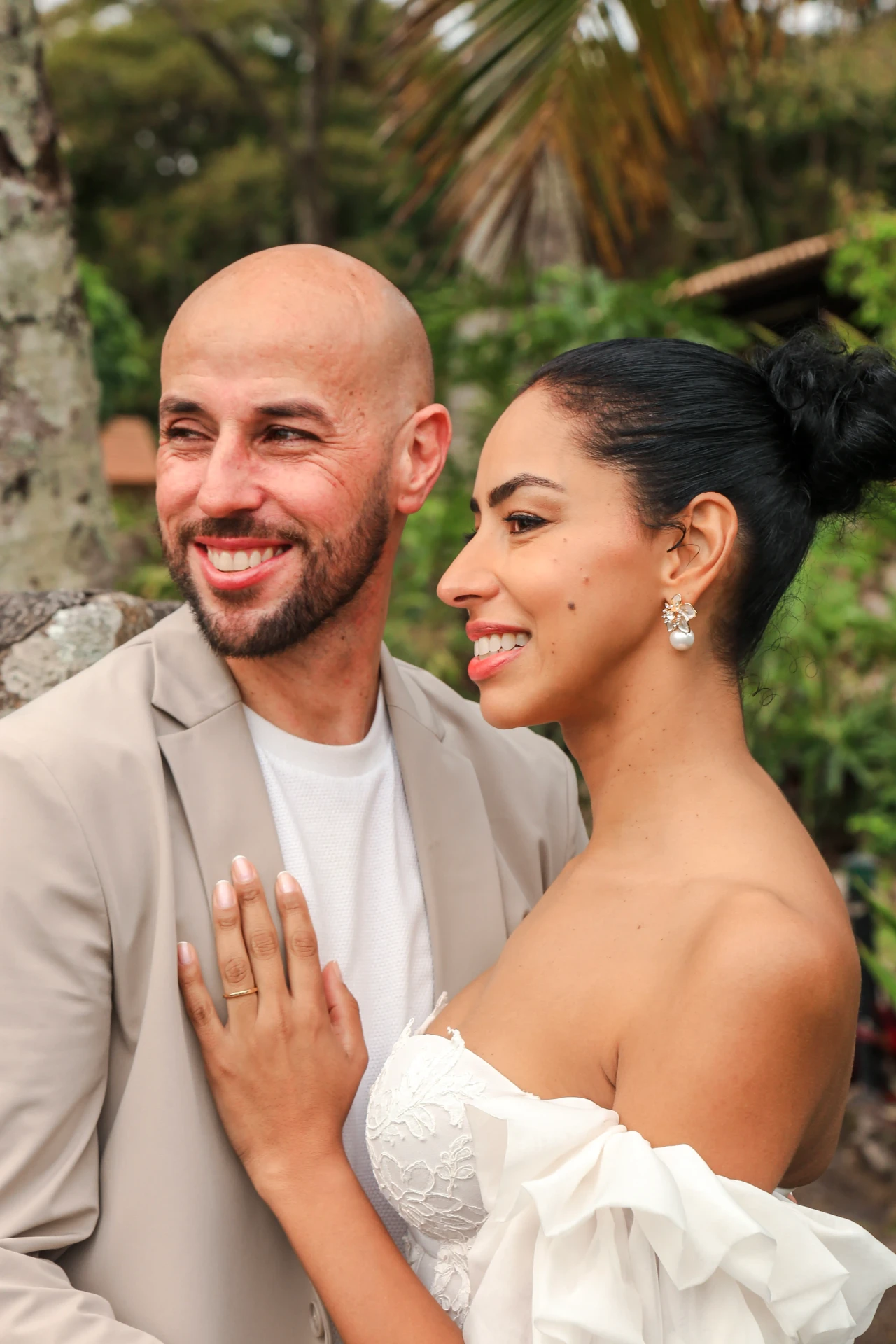 Larissa e Roberto — retrato do casal sorrindo com a mão sobre o peito do noivo