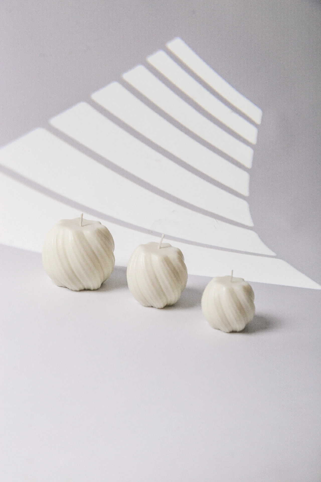 Fotografía de productos en São Paulo — fotografía de Trio de velas Amber maçã com sombras geométricas