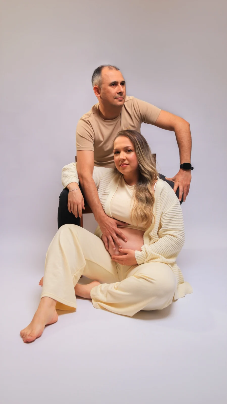 Deborah e Wellington posando juntos com as mãos sobre a barriga