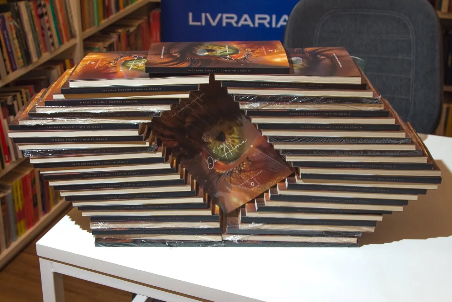 Lançamento do livro O Preço da Alma — pilha de exemplares do livro na livraria