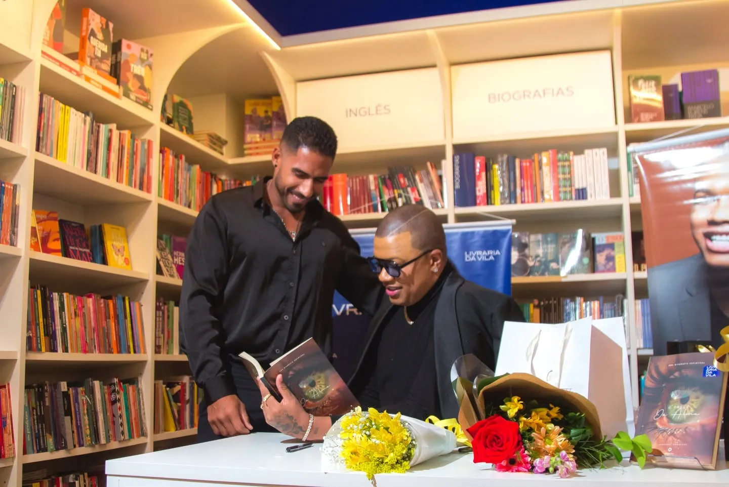 Lançamento do livro O Preço da Alma — convidado autografando livro ao lado do autor