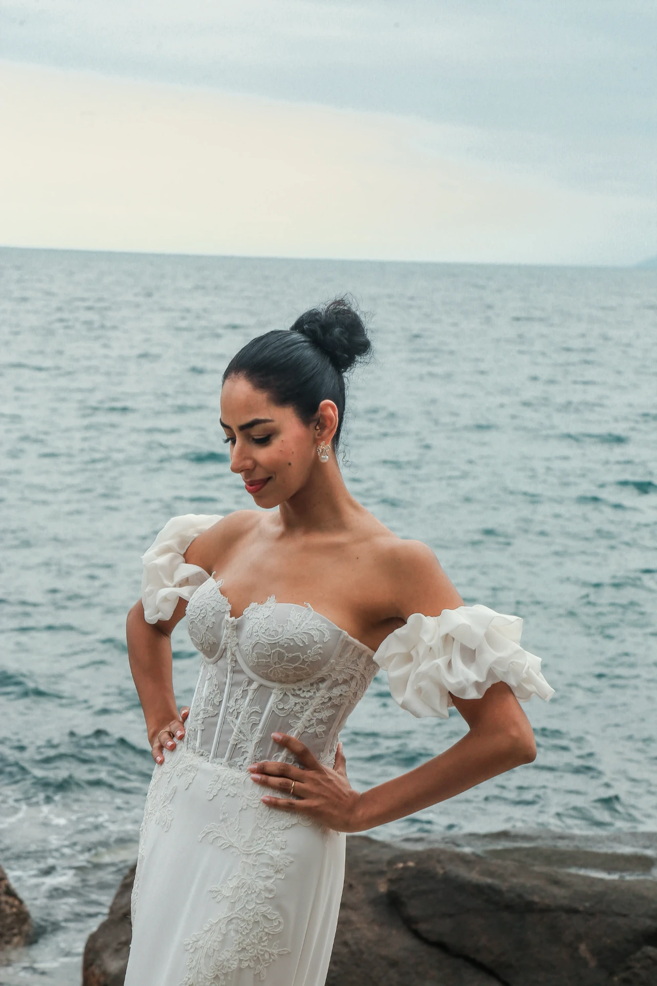 Larissa e Roberto — retrato da noiva com detalhes do corpete rendado