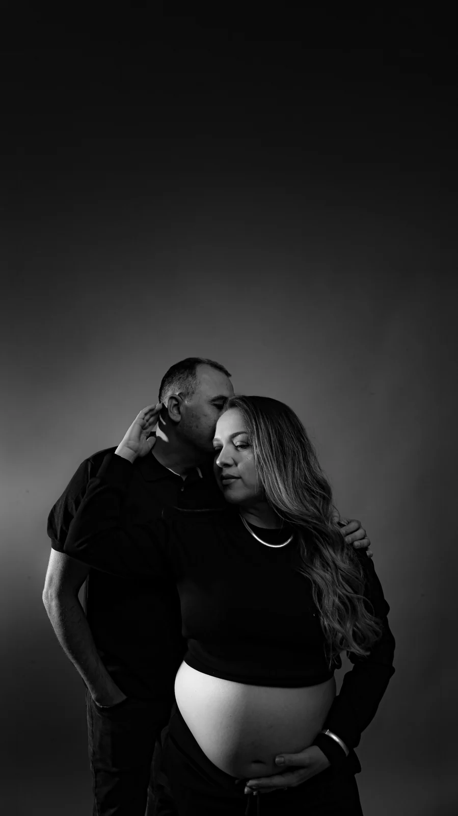 Deborah e Wellington juntos em retrato preto e branco