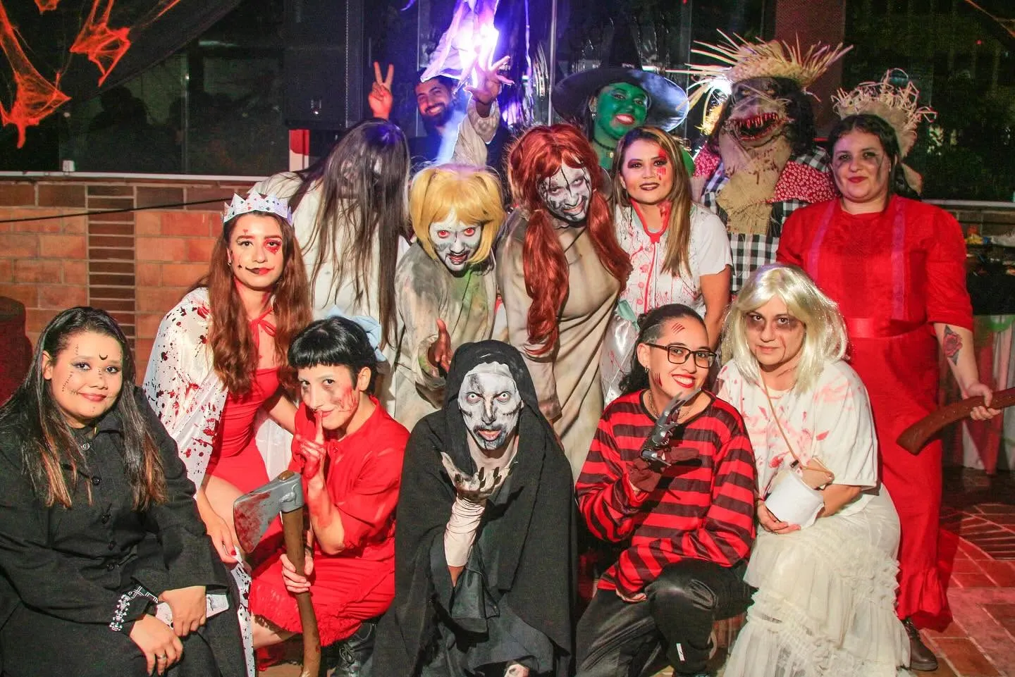 Omnibees Halloween — foto coletiva de toda a equipe fantasiada