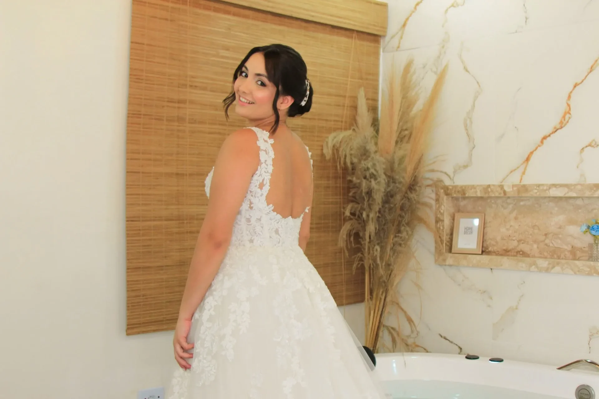 Vivian — noiva em vestido de renda em retrato no making of