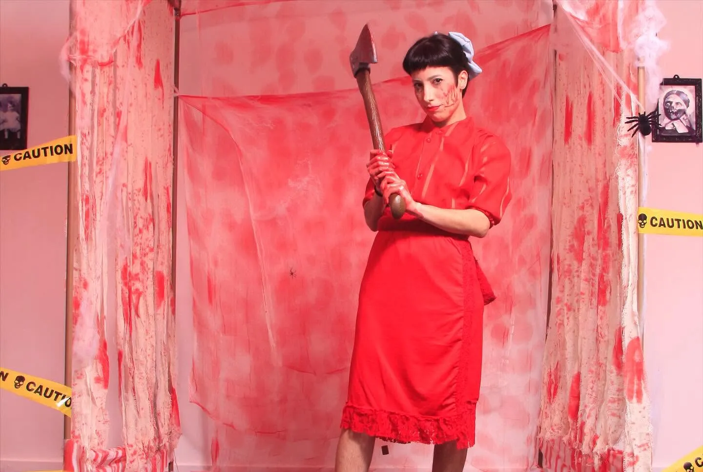 Omnibees Halloween — fantasia vermelha com machado em cenário sangrento
