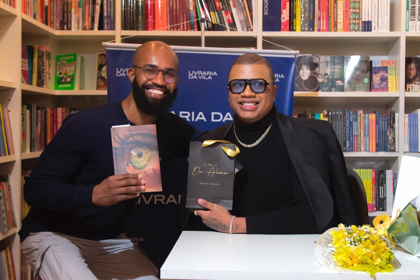 Lançamento do livro O Preço da Alma — autor com convidado segurando o livro