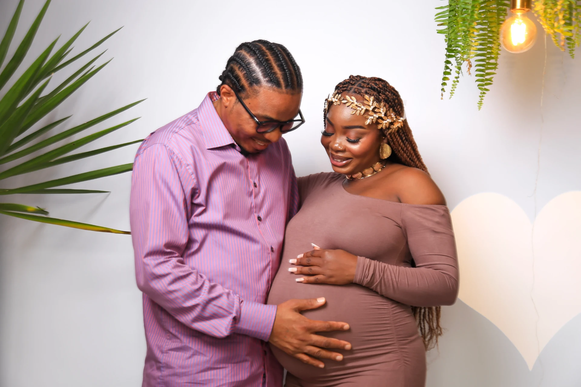 Casal esperando bebê com as mãos na barriga