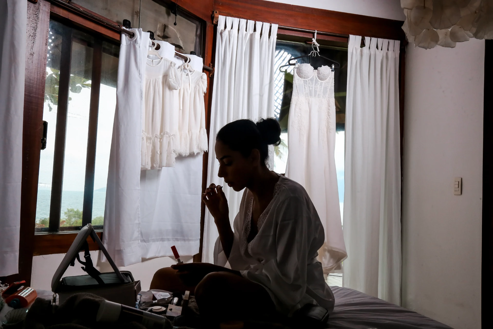 Larissa e Roberto — Larissa em silêncio no making of, com o vestido de noiva ao fundo