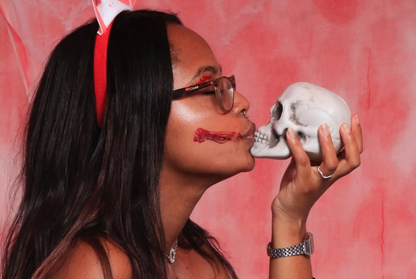 Omnibees Halloween — colaboradora beijando caveira em pose criativa
