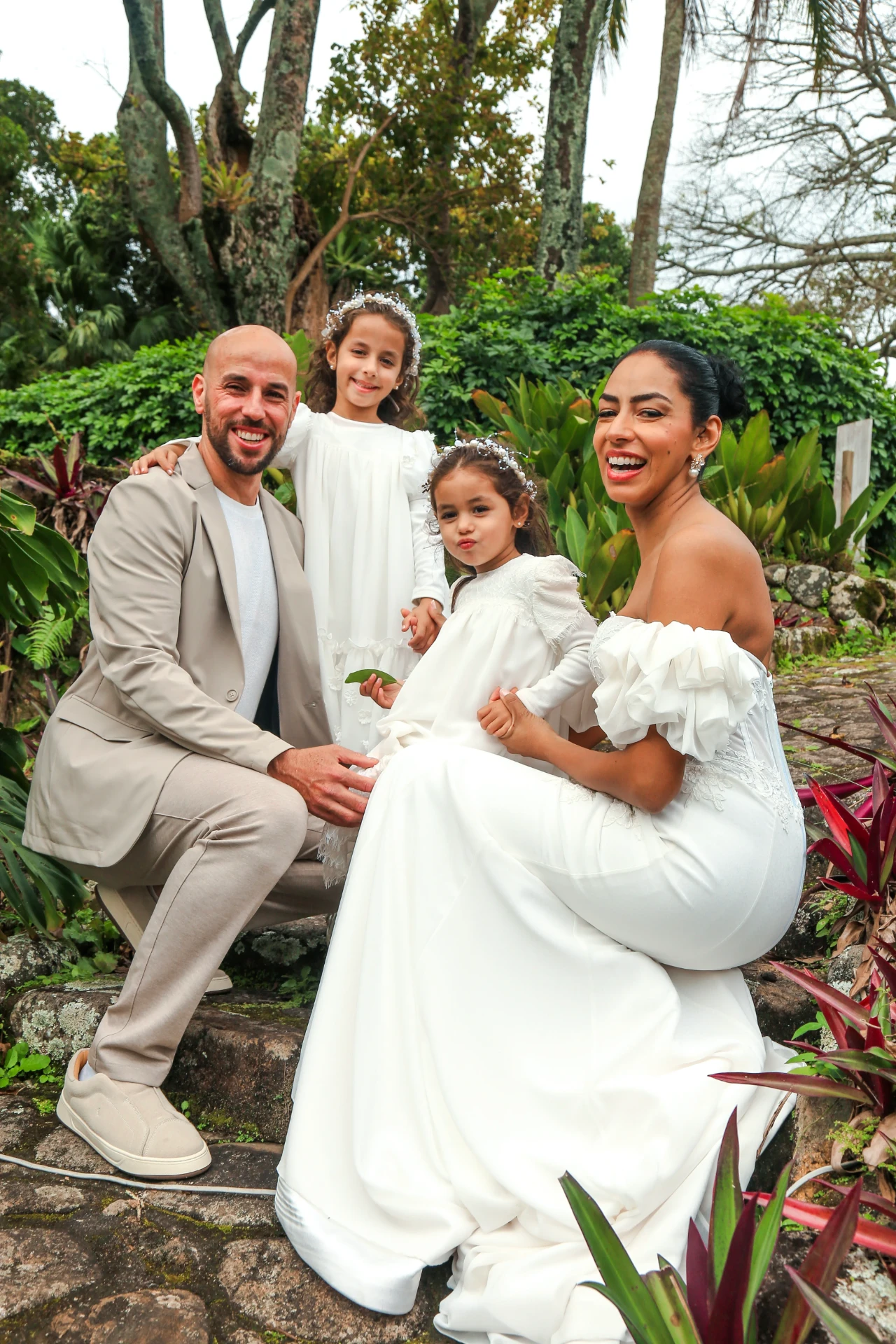 Larissa e Roberto — família reunida sorrindo nas escadas de pedra