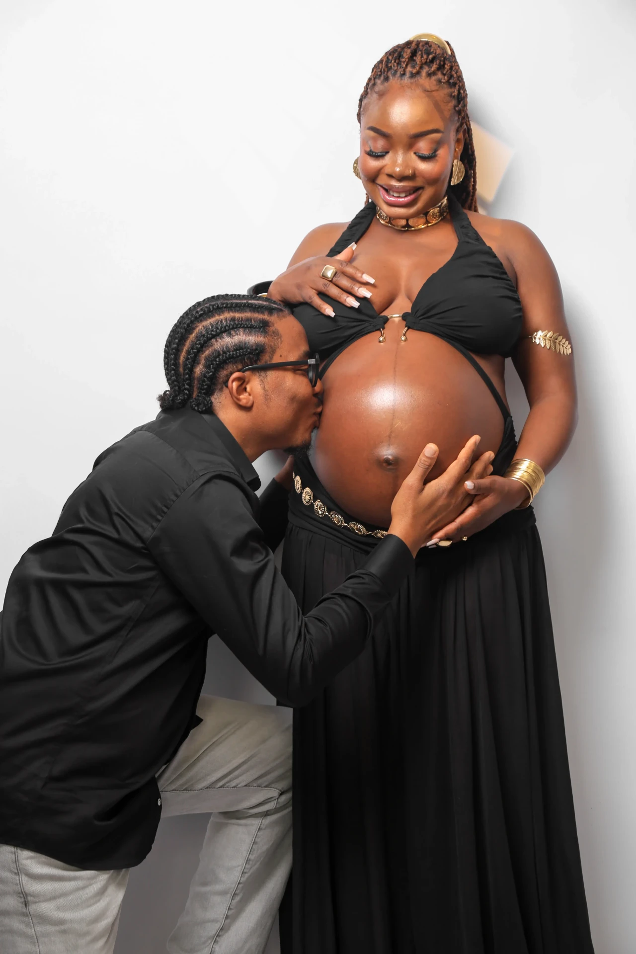 Companheiro beijando a barriga da gestante