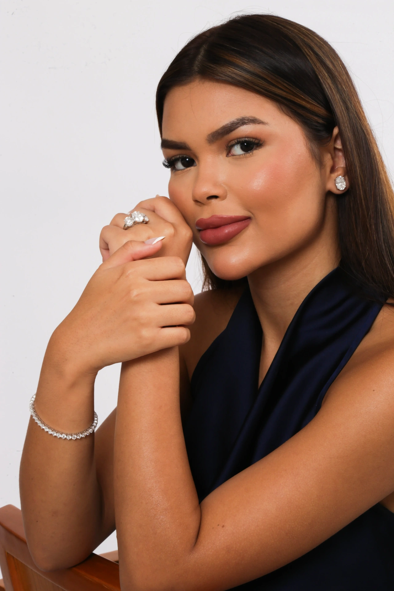 Fina Jolie modelo apoiada com anel solitário e pulseira de diamantes