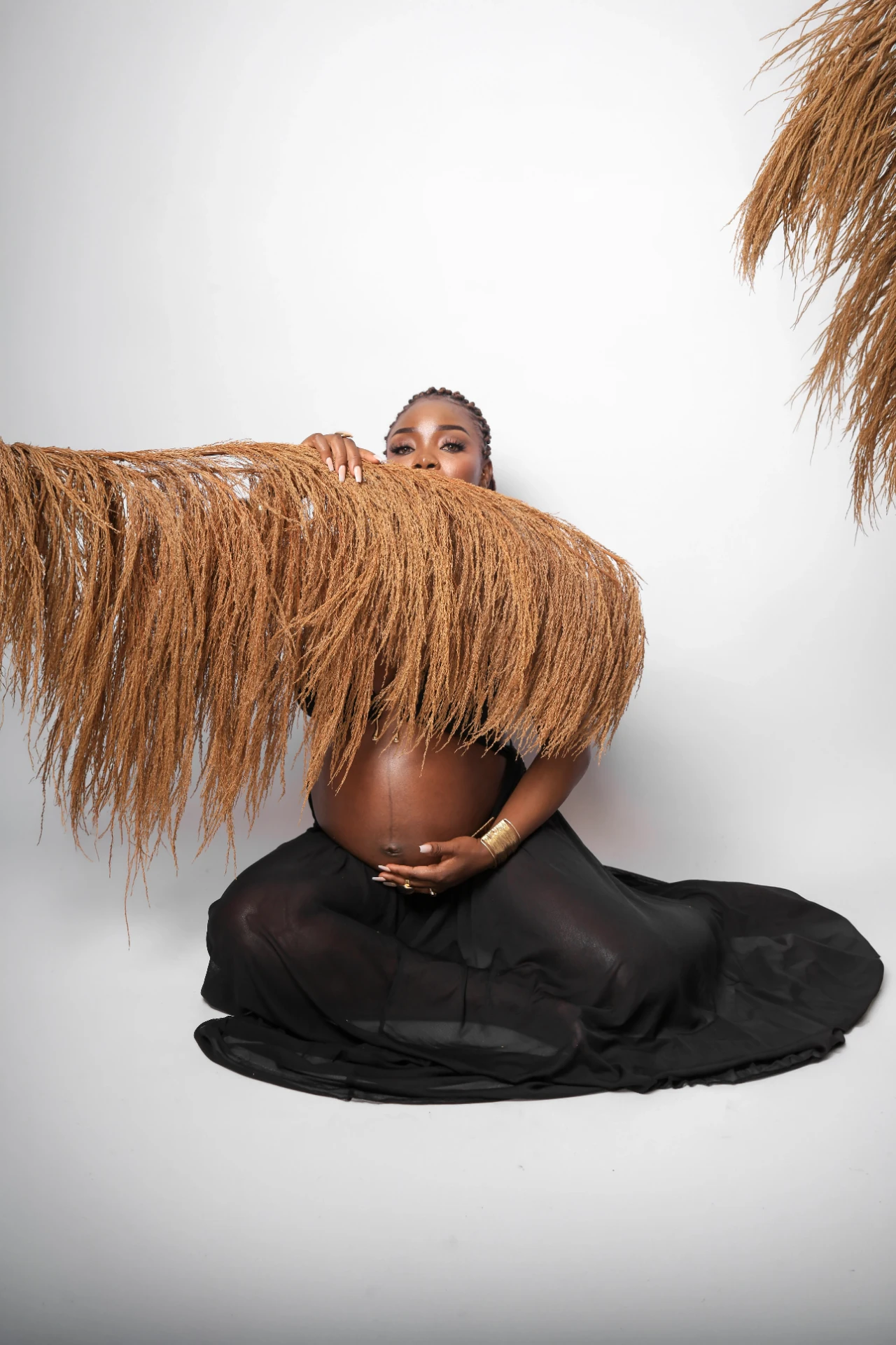 Gladys Ojonugwa gestante atrás de pampas secas