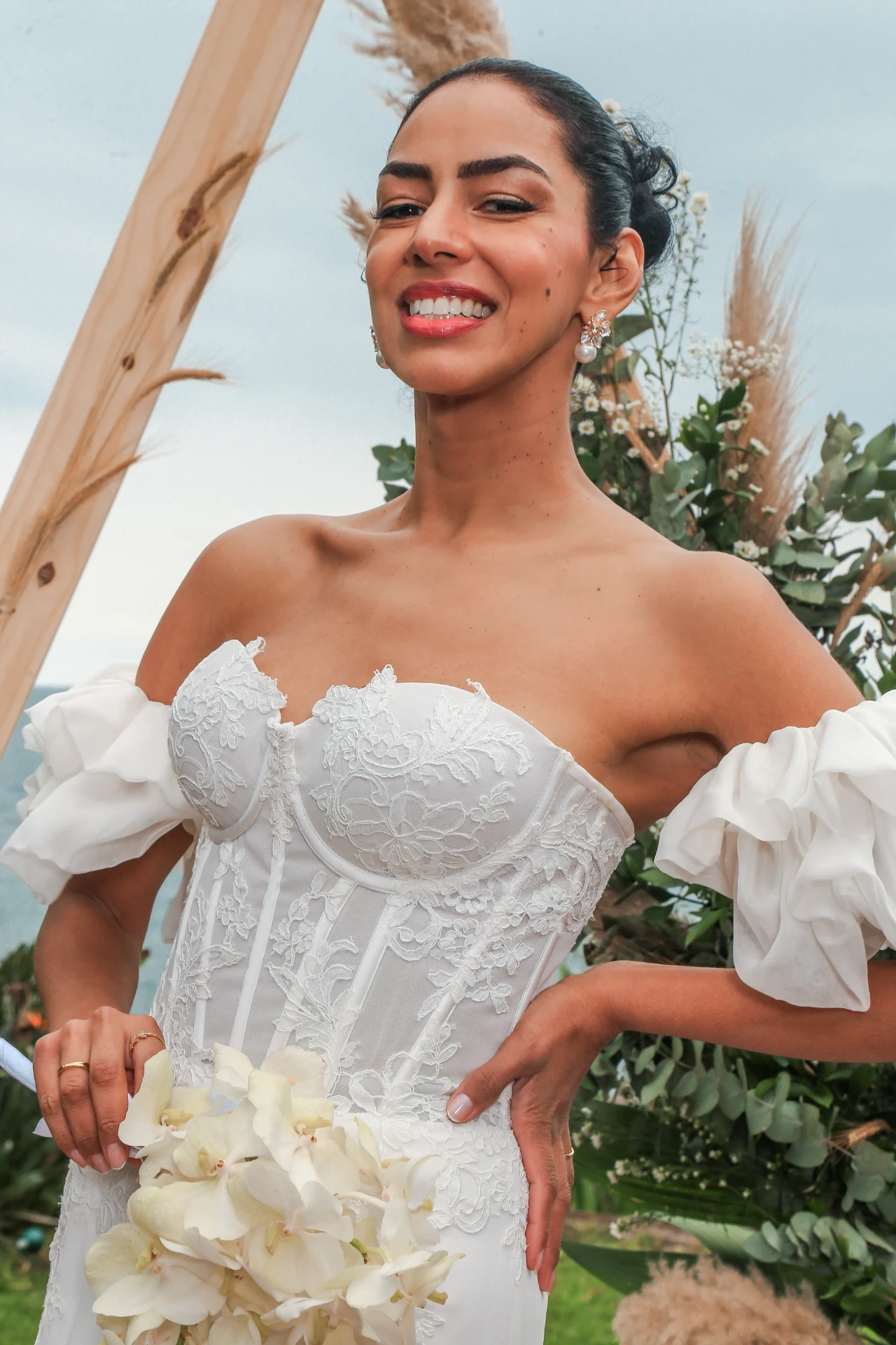 Larissa e Roberto — retrato aproximado da noiva sorrindo com o vestido de renda