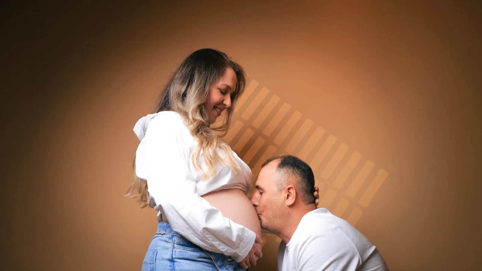 Wellington beijando a barriga de Deborah em estúdio