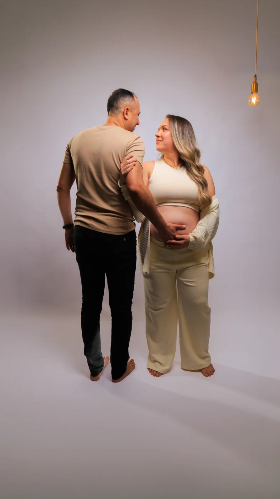Deborah e Wellington de pé olhando um para o outro no estúdio