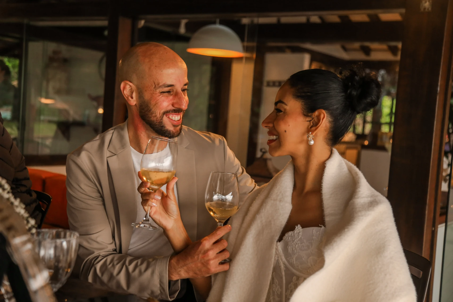 Larissa e Roberto — noivos brindando com taças de vinho sorrindo