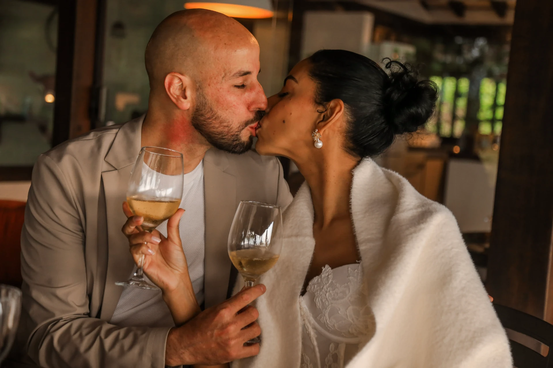 Larissa e Roberto — noivos se beijando durante o brinde