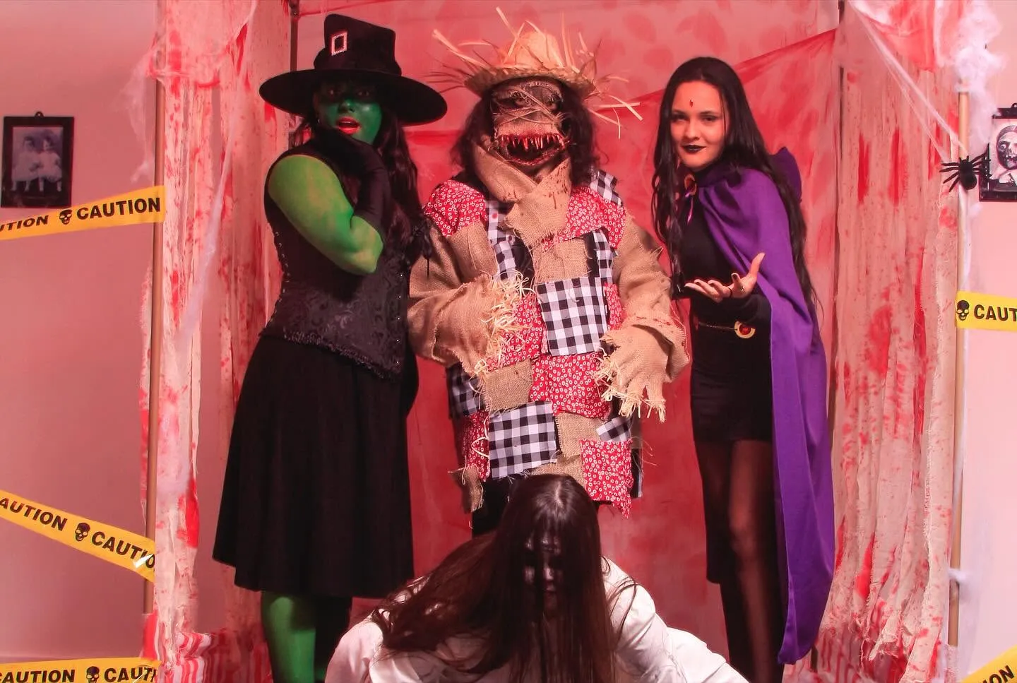 Omnibees Halloween — bruxa verde, espantalho e vampira em cenário temático