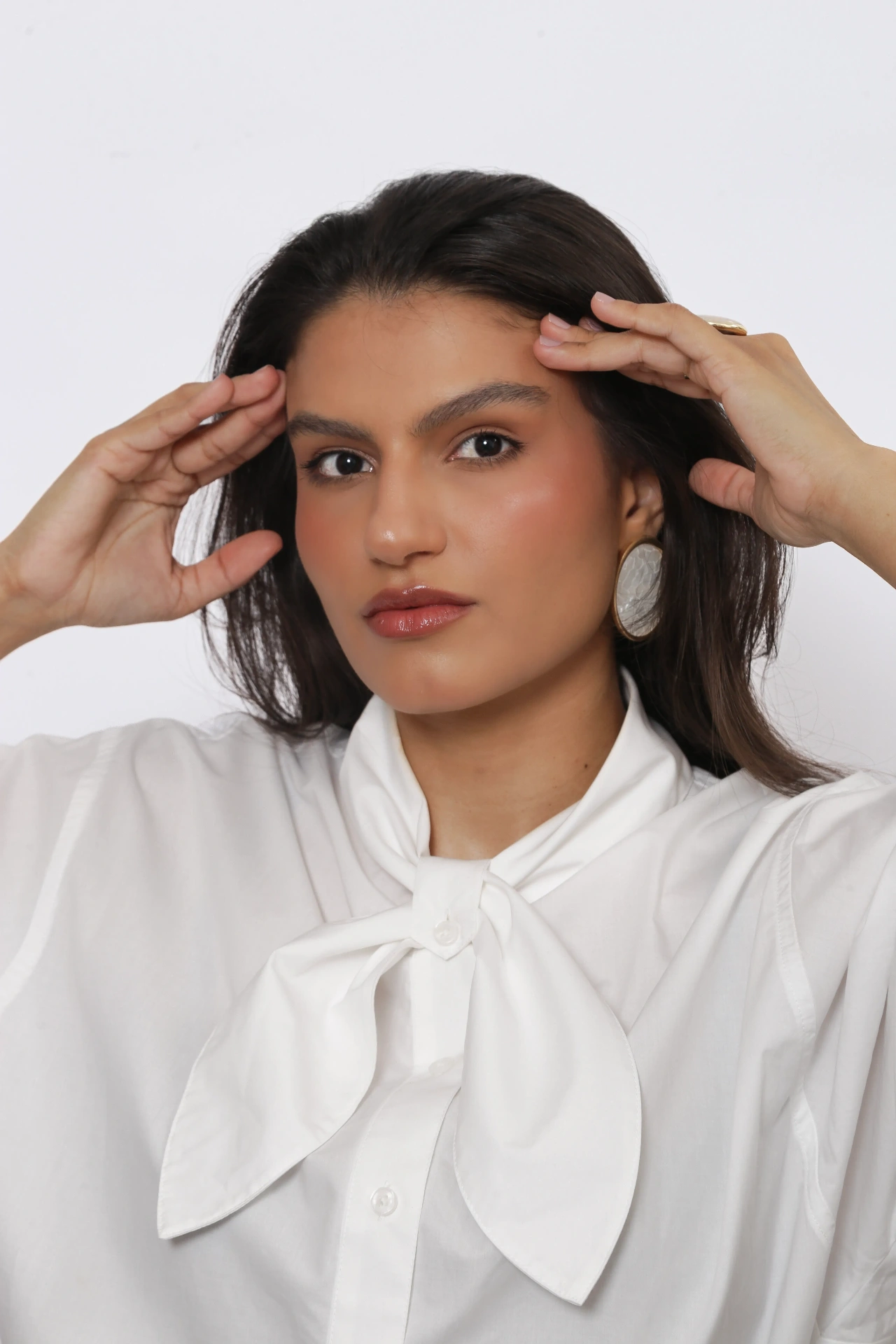 Amanda Siara ajeitando o cabelo em retrato editorial