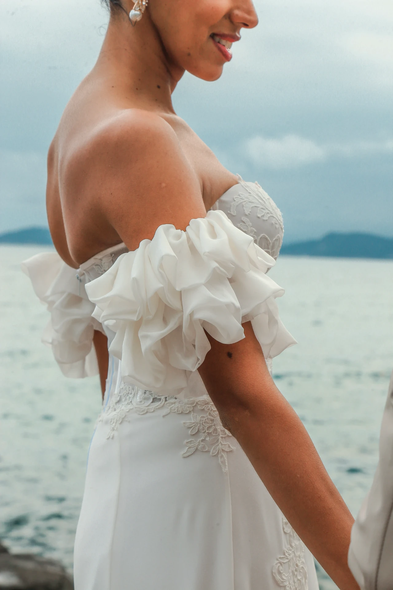 Larissa e Roberto — detalhe das mangas de organza do vestido da noiva