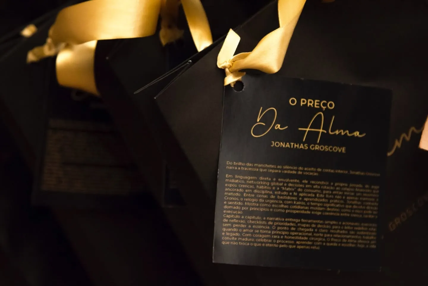 Lançamento do livro O Preço da Alma — sacola personalizada com tag dourada do livro