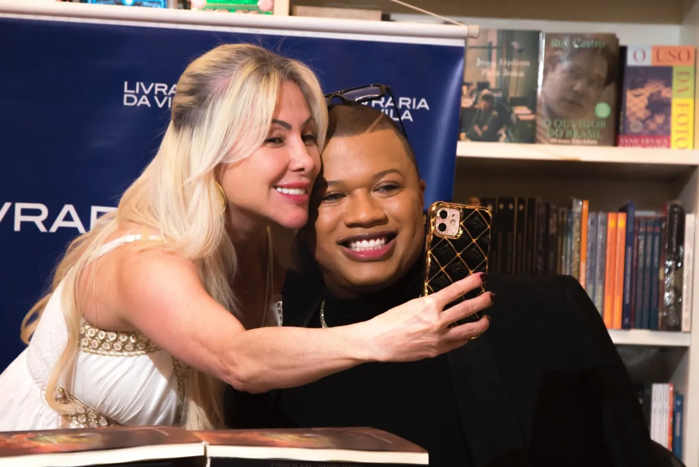 Lançamento do livro O Preço da Alma — selfie com convidada loira ao lado do autor
