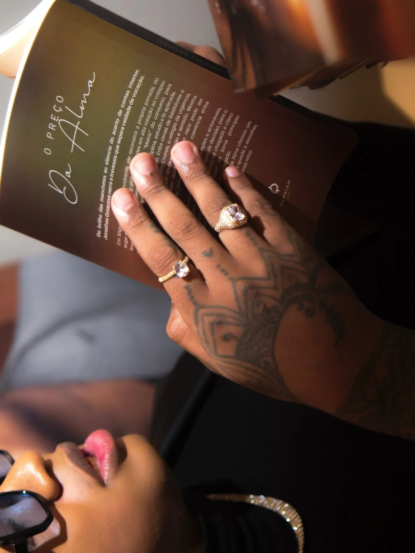 Lançamento do livro O Preço da Alma — detalhe das mãos segurando o livro