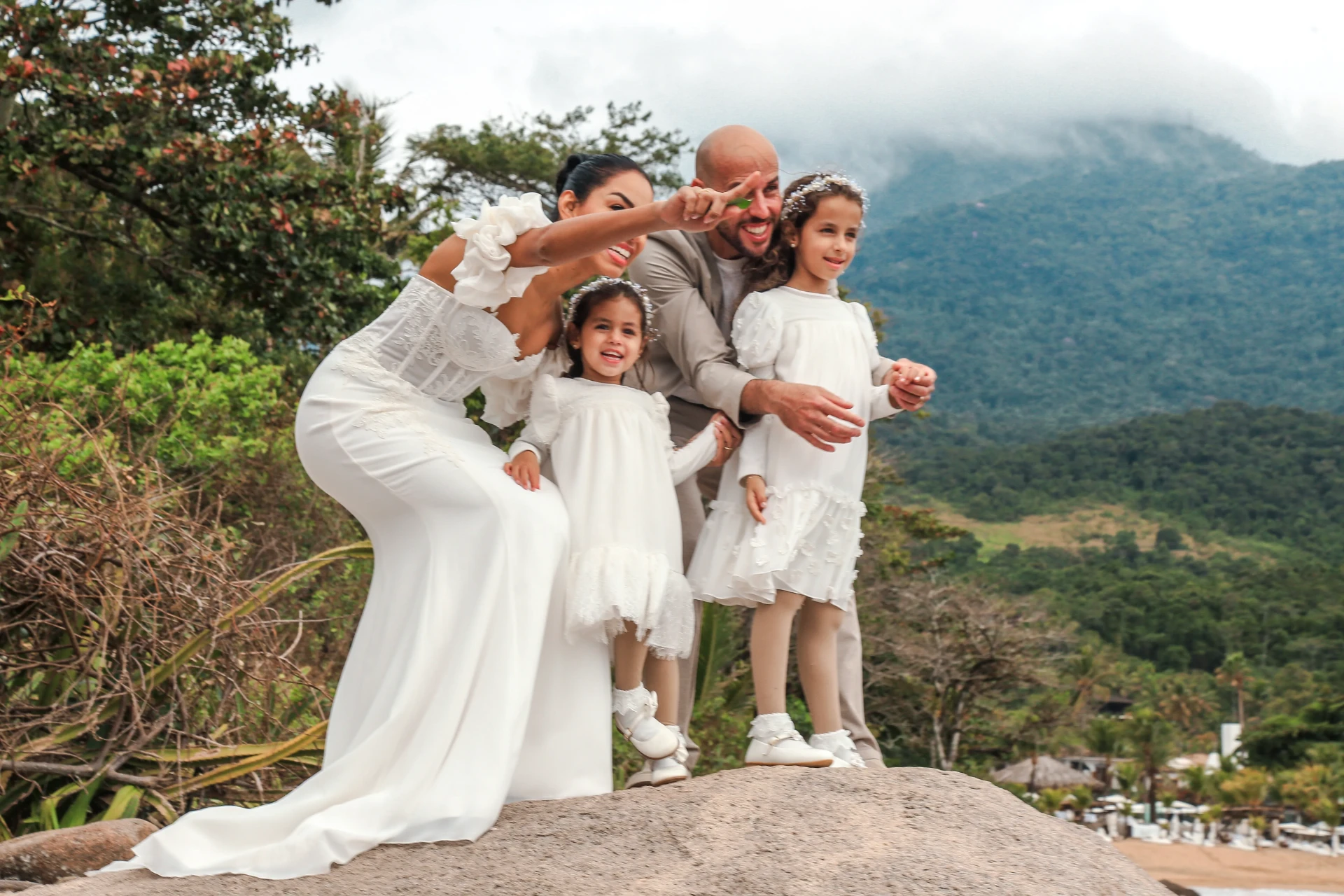 Larissa e Roberto — noivos e daminhas brincando sobre a pedra