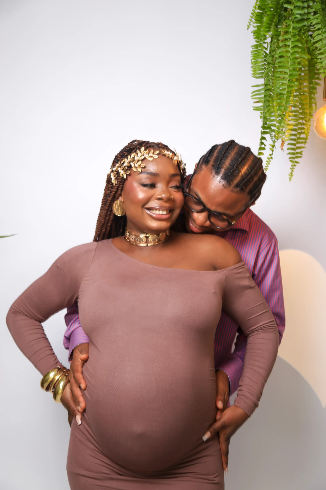 Casal abraçado com as mãos na barriga da gestante