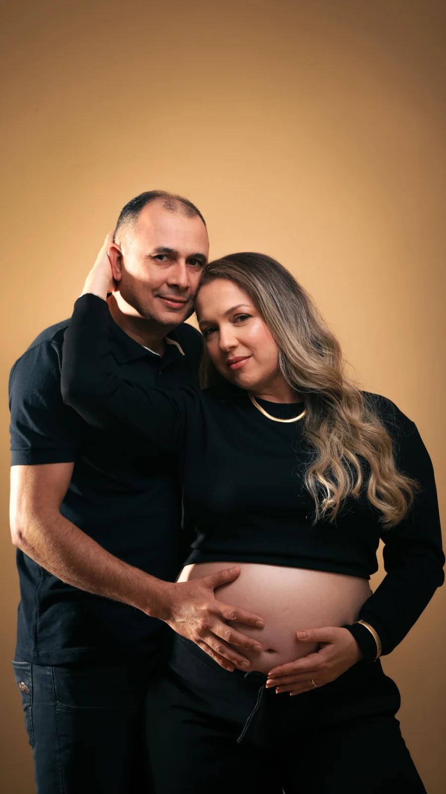 Deborah e Wellington com as mãos sobre a barriga