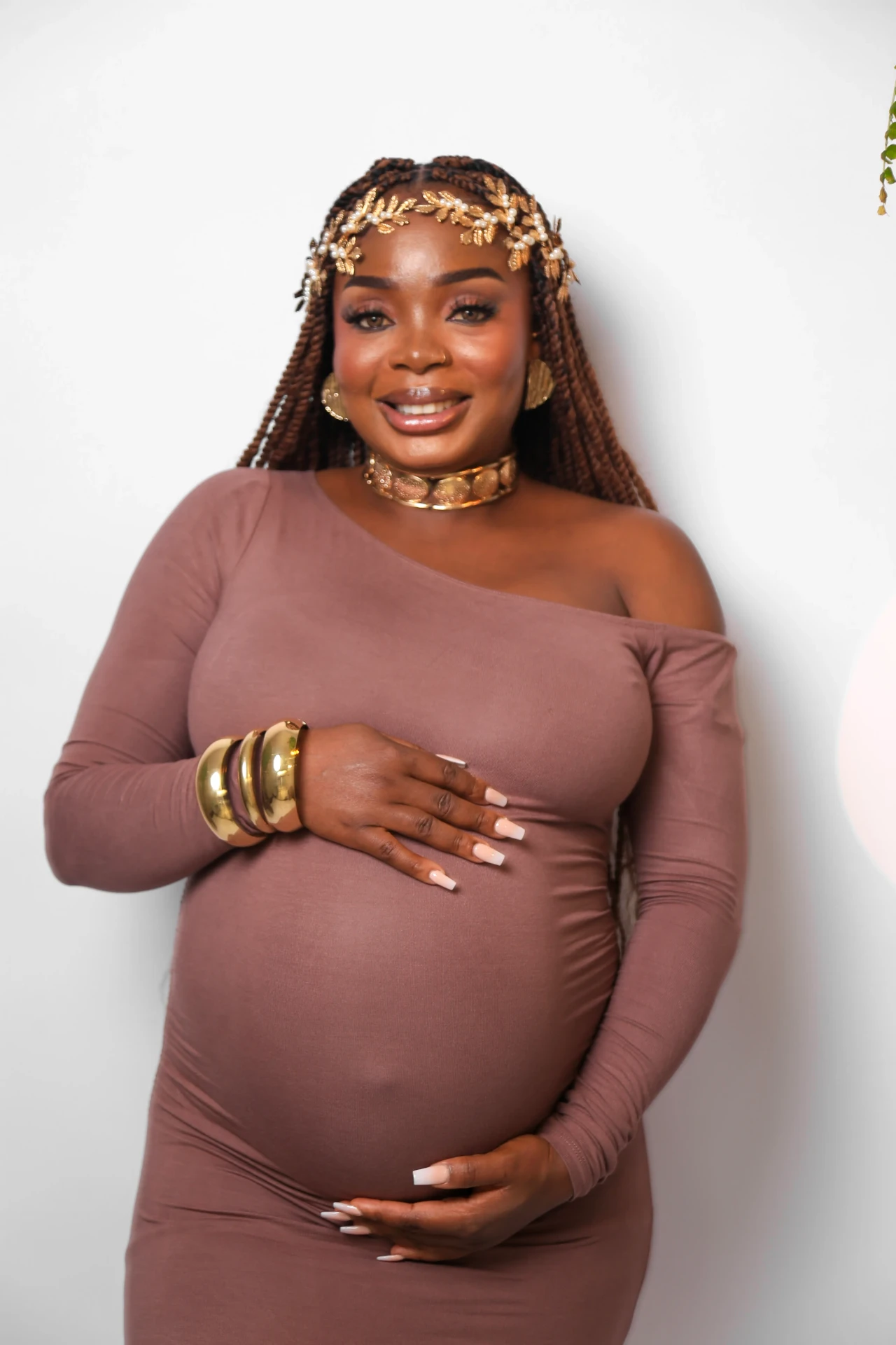 Gladys Ojonugwa gestante sorrindo com as mãos na barriga
