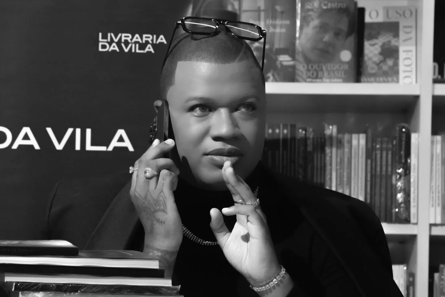 Lançamento do livro O Preço da Alma — retrato em preto e branco do autor ao telefone