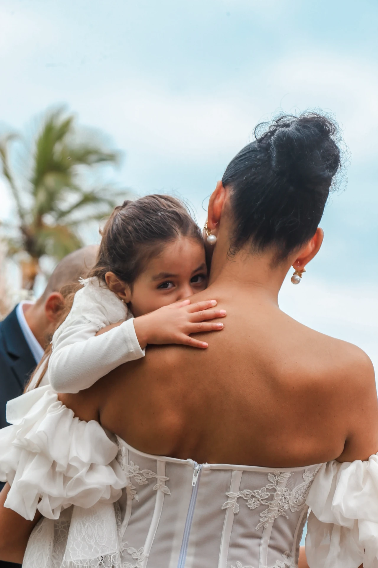 Larissa e Roberto — noiva abraçando a filha após a cerimônia