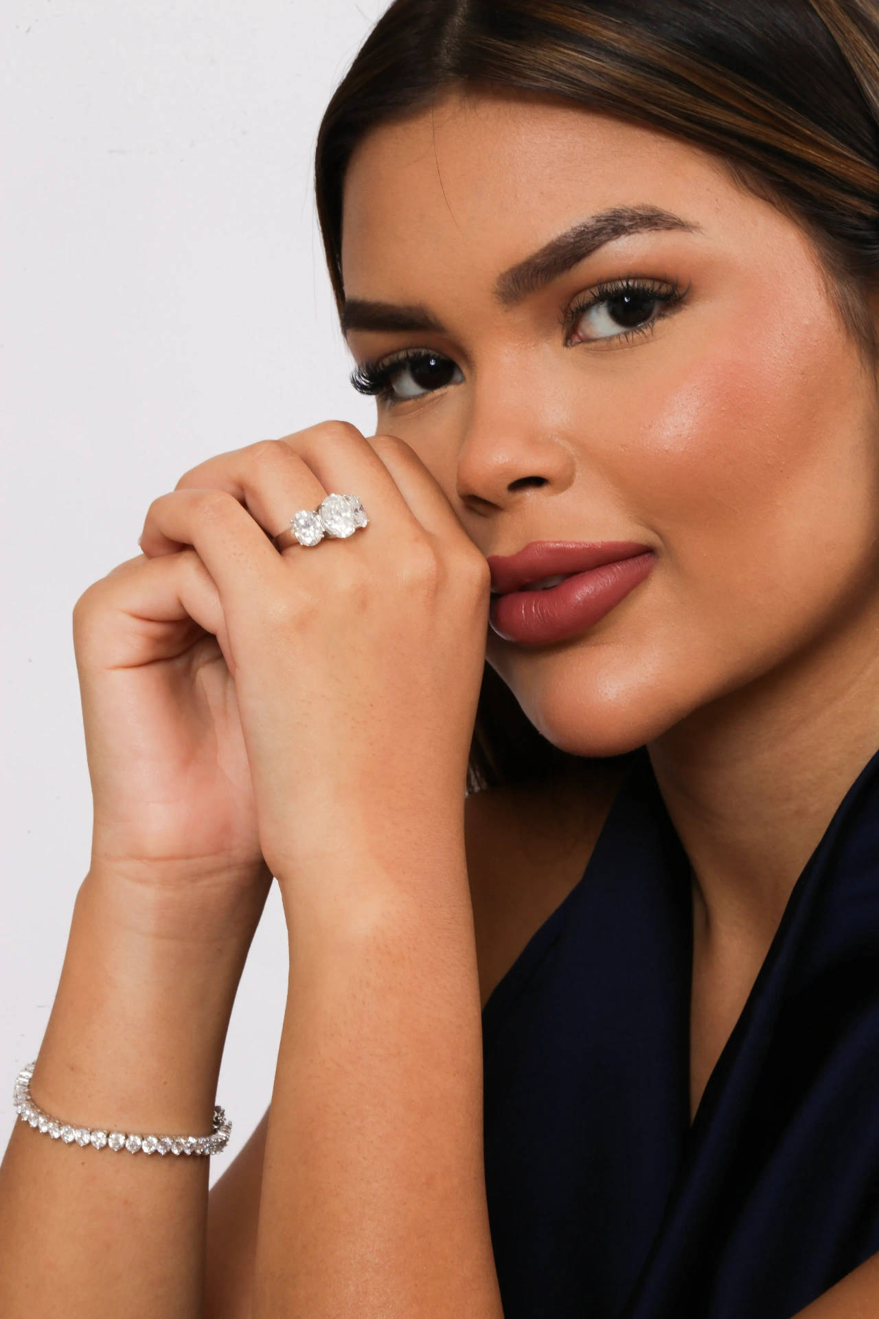 Fina Jolie close de anel três pedras e pulseira de diamantes