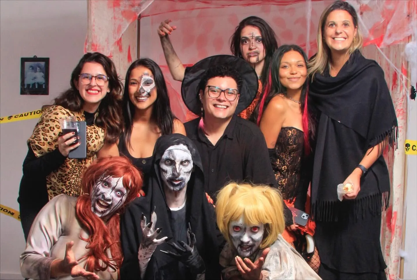 Omnibees Halloween — grupo de colaboradores fantasiados sorrindo
