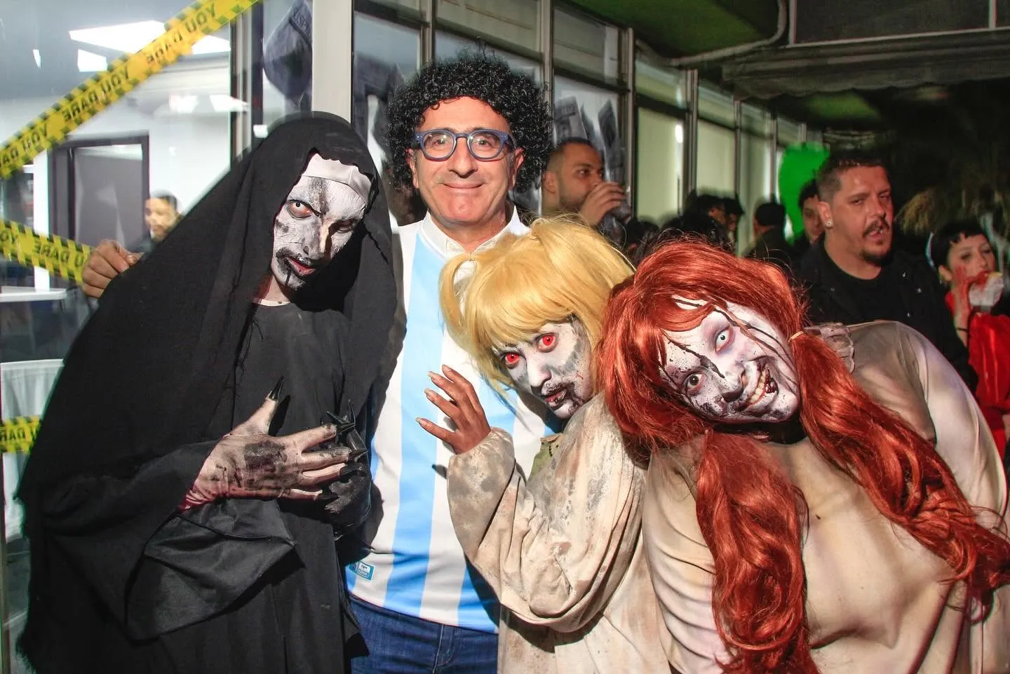 Omnibees Halloween — convidados fantasiados de freira e zumbis