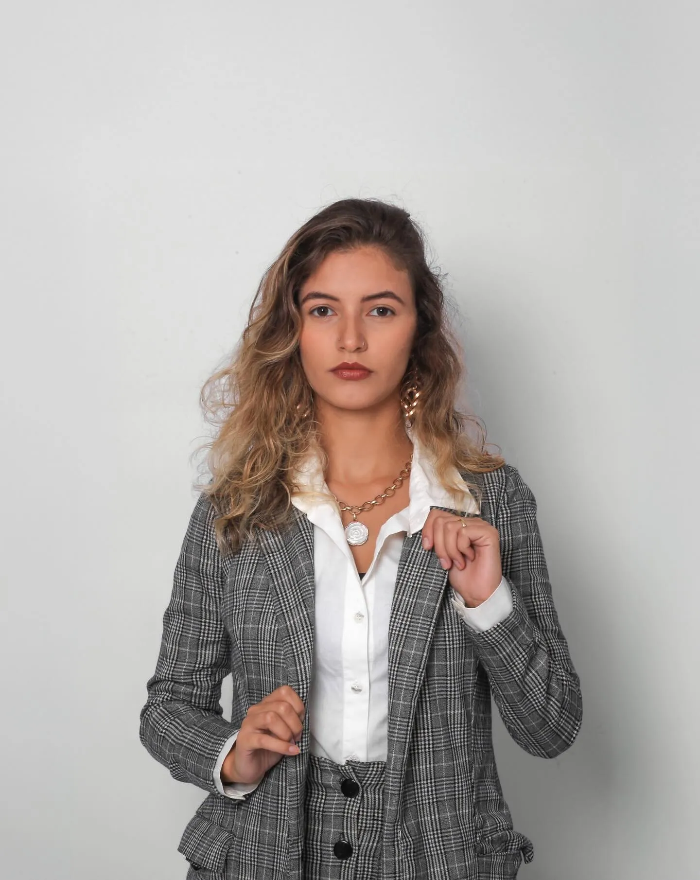Leticia Hollup com colar em estúdio