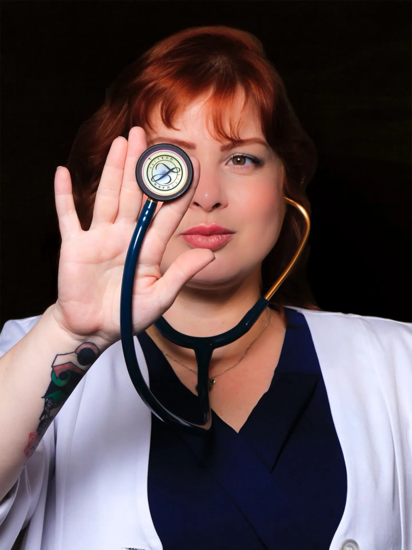 Sherilyn Brasil segurando estetoscópio em frente ao rosto